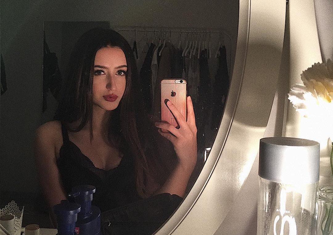 Evinde ve otelde görüşme yapan İstanbul Escort bayan Öpücük