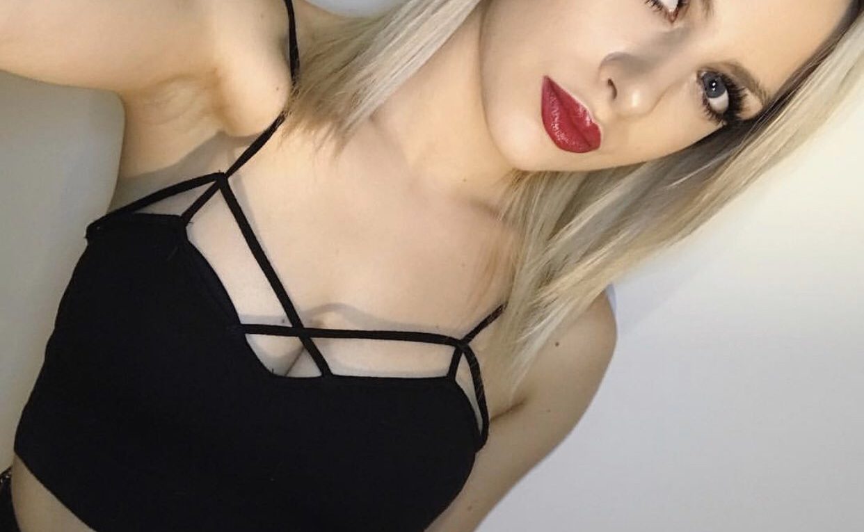Güzel göğüsleri olan taş İstanbul Escort bayan Ayşe