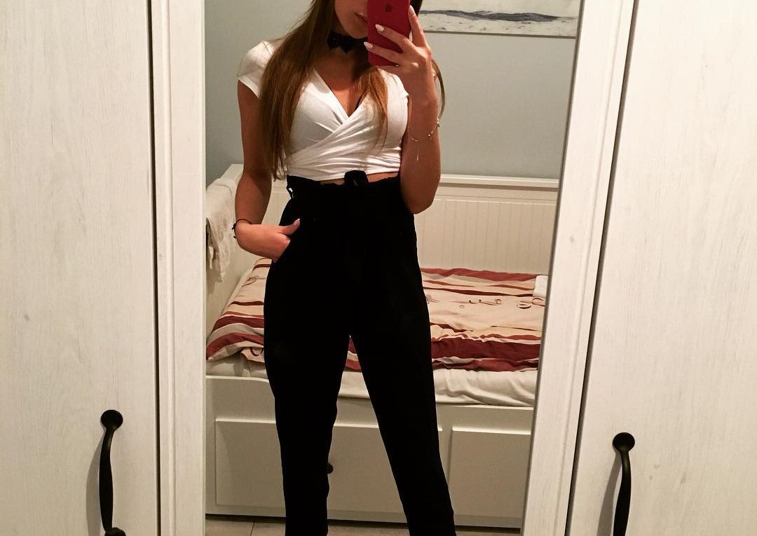 Hususi İstanbul Escort bayan Banu fiziğini sergiliyor
